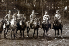 Reiter des III. Bataillons des IV. Thüringischen Infanterie-Regiments 72 während des Ersten Weltkriegs im Wald