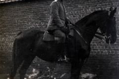 Soldat des III. Bataillons des IV. Thüringischen Infanterie-Regiments 72 zu Pferd in ländlicher Umgebung