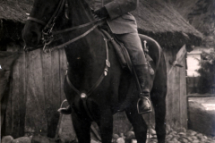 Reiter eines Thüringer Infanterie-Regiments während des Ersten Weltkriegs in ländlicher Umgebung