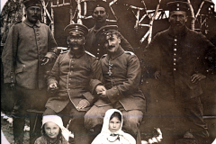 Soldaten des III. Batl. IV Thüring. Inf. Regt. 72 posieren mit Zivilisten in historischer Umgebung