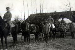 Reiter und Soldaten des III. Batl. IV Thüring. Inf. Regt. 72 während des Ersten Weltkriegs in ländlicher Umgebung