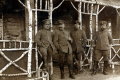 Soldaten des III. Batl. IV Thüring. Inf. Regt. 72 posieren vor einer rustikalen Hütte während des Ersten Weltkriegs