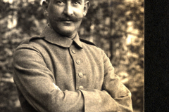 Porträt eines Soldaten des III. Bataillons des IV. Thüringischen Infanterie-Regiments 72 in der Natur