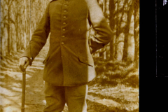 Offizier des III. Batl. IV Thüringischen Infanterie-Regiments 72 in uniformierter Haltung entlang eines Waldweges