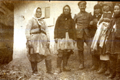 Soldaten und Zivilisten des III. Bataillons des IV. Thüringischen Infanterie-Regiments 72 in der ländlichen Umgebung