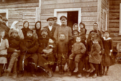 Soldaten des III. Bataillons des IV. Thüringischen Infanterie-Regiments 72 mit Familien in ländlichem Umfeld