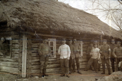 Soldaten des III. Bataillons des IV. Thüringischen Infanterie-Regiments 72 vor einem Bauernhaus während des Ersten Weltkriegs