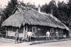 Boratina im Ersten Weltkrieg mit Insassen des III. Batl. IV Thüring. Inf. Regt. 72 in der Nähe des Mannschaftsquartiers