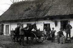 Soldaten des III. Batl. IV Thüring. Inf. Regt. 72 vor einem Reiterhof in ländlicher Umgebung