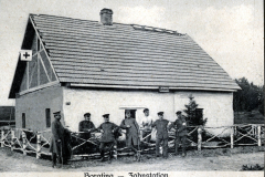 Soldaten des III. Bataillons des IV. Thüringischen Infanterie-Regiments 72 in Boratina an einer Zahnhilfsstation