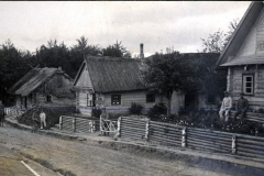 Blick auf eine ländliche Straße mit traditioneller Architektur aus der Zeit des III. Bataillons des IV. Thüringischen Infanterie-Regiments 72
