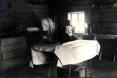 Militärische Entspannung im Innenraum eines Holzhauses von Infanteriesoldaten aus dem III. Bataillon IV Thüringischen Infanterie-Regiments 72