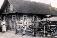 Militärpersonal des III. Bataillons des IV. Thüringischen Infanterie-Regiments 72 vor einem ehemaligen Bauernhaus