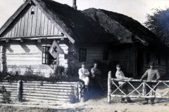 Soldaten des III. Batl. IV Thüring. Inf. Regt. 72 posieren vor einem traditionellen Bauernhaus in der ländlichen Umgebung