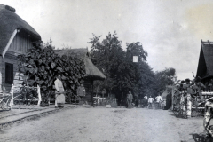 Soldaten des III. Batl. IV Thüring. Inf. Regt. 72 vor ländlicher Kulisse in Deutschland