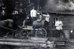 Soldaten des III. Batl. IV Thüring. Inf. Regt. 72 bei der Arbeit in einer Waldsiedlung