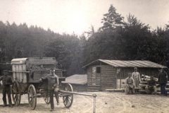 Soldaten des III. Bataillons des IV. Thüringischen Infanterie-Regiments 72 bei einer Lageraufstellung im Wald