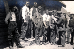 Soldaten des III. Bataillons des IV. Thüringischen Infanterie-Regiments 72 vor einer geschichtsträchtigen Kulisse