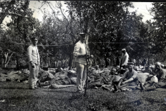 Soldaten des III. Bataillons des IV. Thüringischen Infanterie-Regiments 72 während der Ruhepause im Freien