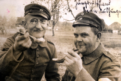Soldaten des III. Bataillons des IV. Thüringer Infanterie-Regiments 72 genießen eine Mahlzeit im Freien