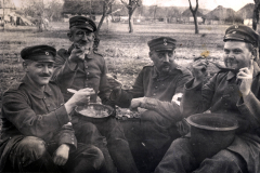 Soldaten des III. Bataillons IV. Thüringischen Infanterie-Regiments 72 bei der gemeinsamen Mahlzeit im Freien