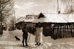 Schneelandschaft mit Skifahrern und historischen Gebäuden in Thüringen