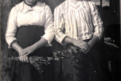 Porträt von Soldaten und Frauen aus dem III. Bataillon IV Thüringischen Infanterie-Regiments 72 in einem ländlichen Umfeld