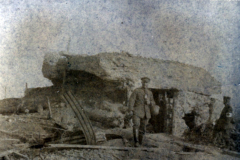 Soldat des III. Bataillons des IV. Thüringischen Infanterie-Regiments 72 steht vor einem befestigten Posten