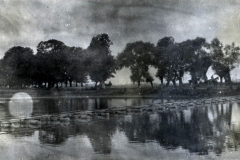 Blick auf einen Fluss mit militärischen Aktivitäten und Bäumen, III. Bataillon IV Thüringisches Infanterie-Regiment 72