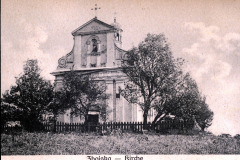 Kirche in Zboiska mit umgebender Natur und historischem Charme
