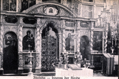Innenansicht der Kirche in Zboiska mit reichhaltiger Ikonographie und kunstvollem Altar