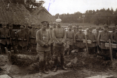Soldaten des III. Batl. IV Thüring. Inf. Regt. 72 stehen in Formation vor einem Graben während des Ersten Weltkriegs