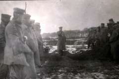 Soldaten des III. Batl. IV Thüring. Inf. Regt. 72 versammeln sich an einem winterlichen Standort während des Ersten Weltkriegs