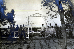 Militärangehörige des III. Batl. IV Thüring. Inf. Regt. 72 bei der Arbeit im Garten während des Ersten Weltkriegs