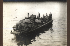 Transport von militärischem Gerät auf einem Fluss während des Ersten Weltkriegs im Jahr 1916