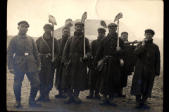 Soldaten der Heer, S.M.W. Zug 48 P.B. 11 präsentieren sich mit Werkzeug in ländlicher Umgebung