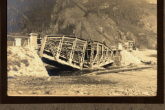Brücke über den Fluss in Zug 48 P.B. 11, umgeben von Bergen und alter Infrastruktur