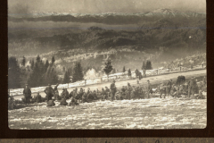 Schneebedeckte Landschaft mit Soldaten in den Bergen während einer Übung
