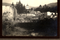 Erinnerungen an Zug 48 P.B. 11 im Jahr 1945 mit zerstörten Gebäuden und der Kirche im Hintergrund