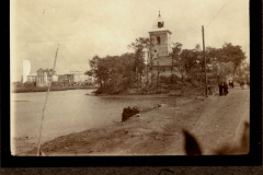 Historische Ansicht von der Hafenpromenade in Stettin mit einem markanten Turm und Vegetation