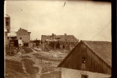 Zerstörte Gebäude in einem alten Dorf mit unebenen Wegen und verstreuten Ruinen