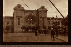 Historisches Gebäude mit Uhr und Menschen in einem städtischen Umfeld in Zug, 48 P.B. 11