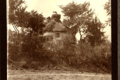 Historisches Bauernhaus mit Reetdach in ländlicher Umgebung des Heer S.M.W. Zug 48 P.B. 11