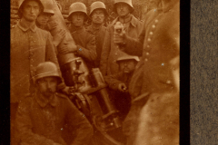 Soldaten der Heer, S.M.W. Zug 48 P.B. 11 während des Ersten Weltkriegs in einer Position