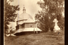 Ehemalige Kirche auf dem Hügel mit Statue und Bäumen im Hintergrund im Heer, S.M.W. Zug 48 P.B. 11