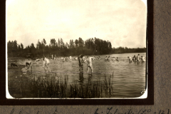 Gruppenschwimmen im Naturgewässer bei Lötzke im Jahr 1912