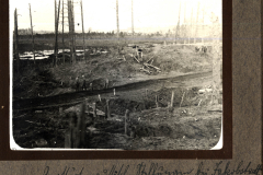 Zug 48 P.B. 11 im Einsatzgebiet mit Landschaft und Zerstörung