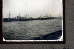 Zwei Frachtschiffe im Hafen mit Sicht auf das Wasser, Heer, S.M.W. Zug 48 P.B. 11