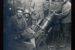 Soldaten der Heer, S.M.W. Zug 48 P.B. 11 bei der Bedienung eines Geschützes im Feldgraben