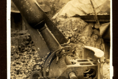 Zug 48 P.B. 11 in einer Feldlager-Situation mit einem Haubitzenrohr während des Ersten Weltkriegs